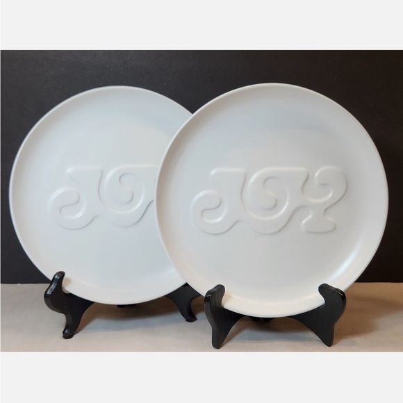 New! CRATE&BARREL “Joy" White Ceramic Salad Plate by Lucia Eames set of 2 - Picture 1 of 9